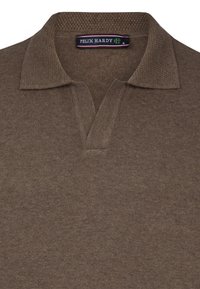 Brun polo shirt med en struktureret krave, V-udskæring og korte ærmer. Etiketten viser "FELIX HARDY," størrelse medium. Blødt strikket stof.