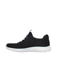 Chaussure de sport noire en matériau tricoté, avec une semelle blanche, un design à lacets et un dessus texturé avec une languette au talon.