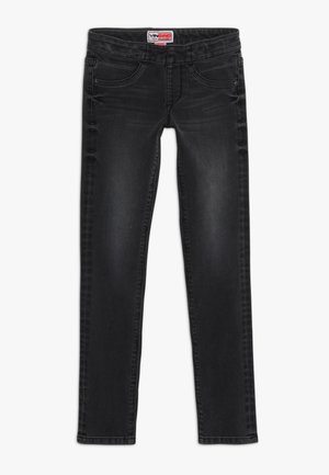 Schwarze Slim-Fit-Jeans mit Vorder- und Hintertaschen und einem Markenpatch am Bund, flach auf weißem Hintergrund ausgelegt.