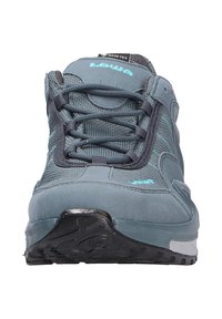 Scarpa da trekking grigia con tomaia in mesh e suede, accenti turchesi a contrasto, design con lacci, suola testurizzata e logo GORE-TEX sulla linguetta.