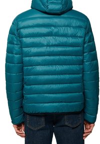 Teal pufferjacka med horisontell sömnad och huva. Tillverkad av ett slätt, reflekterande material. Avslappnad passform med resår i nederkant.