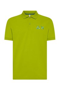 Polo verde in cotone, con colletto, due bottoni e ricamo di un logo blu a triangolo e croce sul lato sinistro del petto.