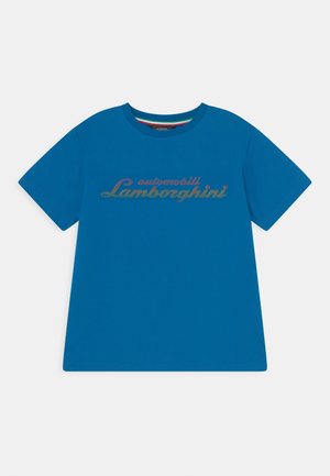 Blaues kurzärmliges T-Shirt mit Rundhalsausschnitt und "automobili Lamborghini"-Logo in mehrfarbiger Schrift über der Brust.