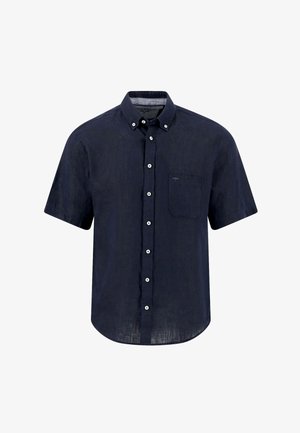 Granatowa koszula z krótkim rękawem na guziki z kołnierzykiem zapinanym na guziki i kieszenią na piersi na białym tle.