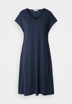 Tumesinine, lühikeste varrukatega kleit V-kaelusega ja mugava lõikega. Valmistatud pehmest materjalist, millel on voolav siluett ja minimaalsed aksessuaarid.