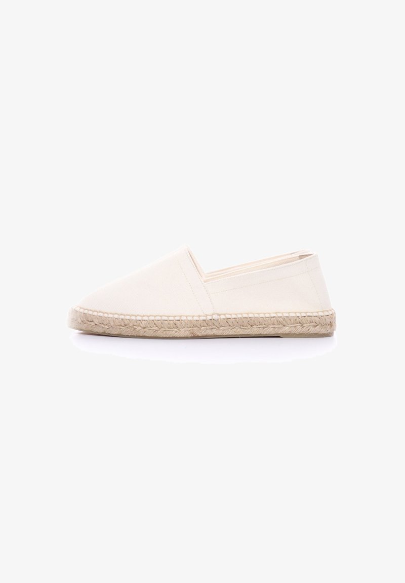 Espadrille de lona en color blanco roto; punta afilada y paneles laterales elásticos; suela de yute con bordes cosidos; textura suave.