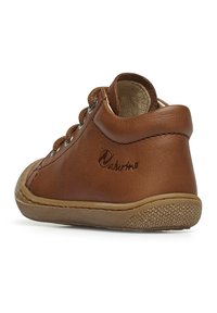 Stivale ankle in pelle marrone con punta tonda, lacci frontali e suola in gomma testurizzata. Presenta un dettaglio del logo e una finitura liscia.