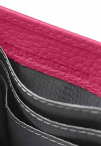 Interno di un portafoglio nero con più scomparti, rivestito in tessuto; l'esterno in pelle rosa texturizzata presenta la scritta in rilievo "PROTEZIONE RFID."