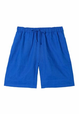 Niebieskie szorty o średniej długości z elastycznym pasem i przednim sznurkiem na białym tle.