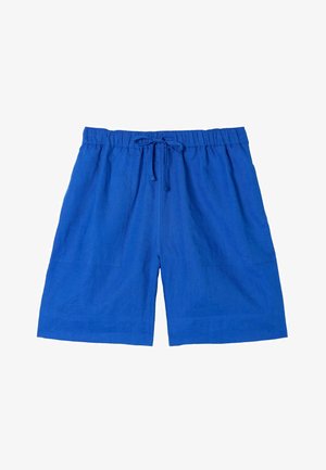 Niebieskie szorty o średniej długości z elastycznym pasem i przednim sznurkiem na białym tle.