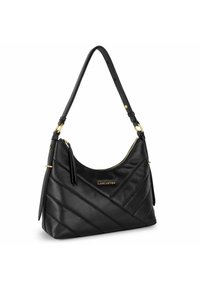 Sort læderhåndtaske med et diagonalt quiltet mønster, guldhardwaredetaljer og en buet skulderrem. Lynlås lukning i toppen.