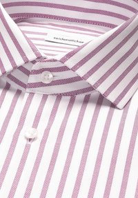 Camicia bianca con sottili righe rosa, dotata di colletto classico e chiusura con bottoni. Etichetta con la scritta "seidensticker". Tessuto liscio.