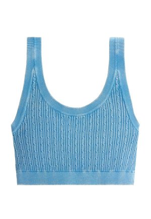 Crop top tricoté bleu clair avec larges bretelles et motif torsadé, avec un décolleté arrondi et un ourlet côtelé.