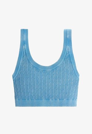 Top scurt tricotat bleu deschis, cu bretele late și model cu împletituri, cu decolteu rotund și tiv elastic.