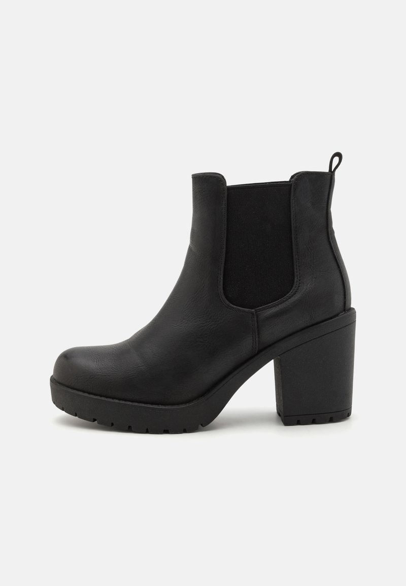 Bottine en cuir noir avec panneau latéral élastique, languette à l'arrière, talon haut épais et semelle crantée antidérapante.