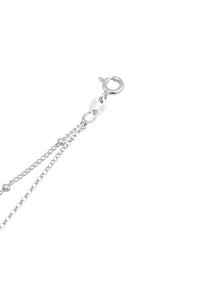 Silberkette mit kleinen Gliedern und einem Karabinerhaken, versehen mit einem Anhänger, der mit "925" gekennzeichnet ist und die Qualität von Sterlingsilber angibt.
