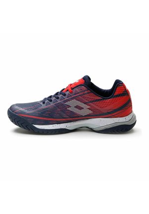 Scarpa sportiva da uomo a taglio basso in rosso e blu navy con logo bianco, chiusura con lacci e suola in gomma strutturata progettata per uso sportivo.