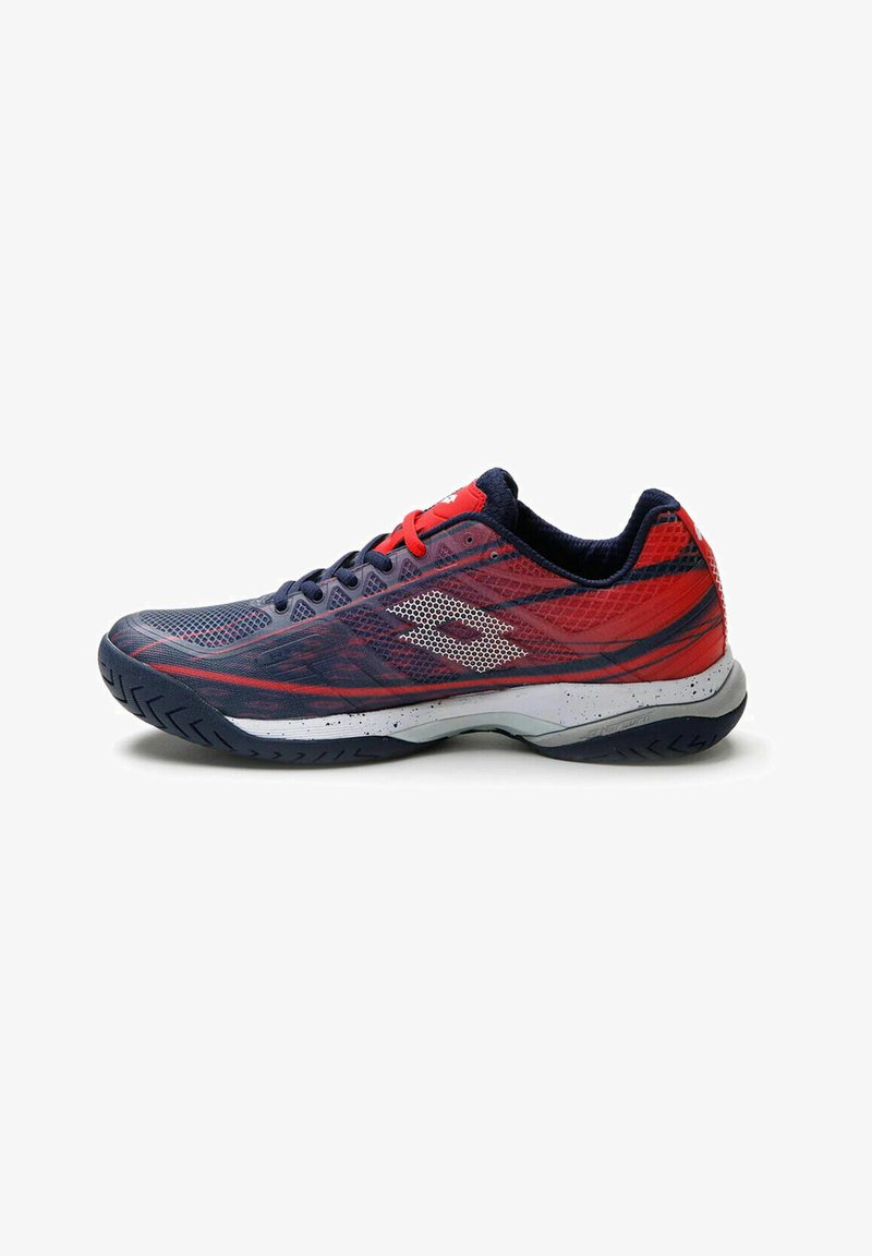 Scarpa sportiva da uomo a taglio basso in rosso e blu navy con logo bianco, chiusura con lacci e suola in gomma strutturata progettata per uso sportivo.
