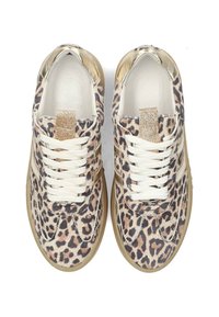 Leopardenmuster Sneakers mit einer Kombination aus strukturiertem Stoff und goldenen Akzenten. Verfügt über weiße Schnürsenkel und eine beige Gummisohle.