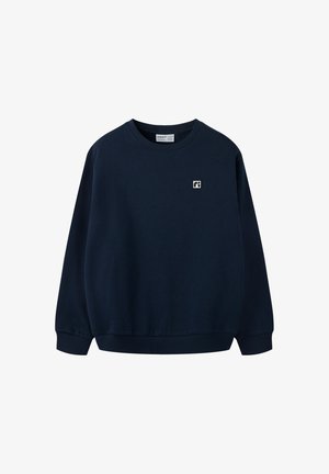 Sweat-shirt bleu marine à manches longues avec poignets et ourlet côtelés, col rond et petit logo blanc sur la partie supérieure gauche de la poitrine.