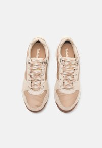 Beige és bézs színű sneaker, texturált felső résszel, kerek orral és fűzős kialakítással. Diszkrét logóval és gumitalppal rendelkezik.
