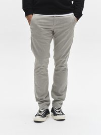 Pantaloni gri, slim fit, cu o suprafață texturată, două buzunare frontale și un stil casual, asortați cu adidași negri și albi.