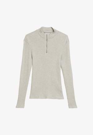 Jasnoszary, prążkowany sweter z długim rękawem i kołnierzem typu quarter-zip, wyeksponowany na białym tle.