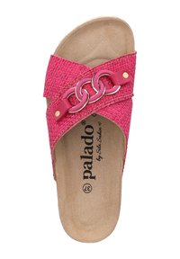 Sandal in tessuto rosa con cinturini incrociati e un accento di catena dorata. Sole interno morbido con una texture liscia color tan e logo del marchio sottostante.