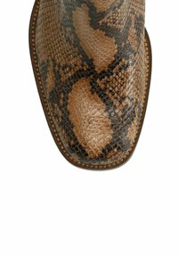 Bruine leren laars met een slangenhuidpatroon, spitse neus en ingewikkelde stiksels langs de randen.