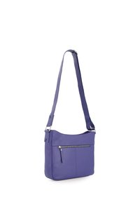 Lilla læder crossover taske med en glat overflade, enkelt justerbart rem og en frontlomme med lynlås. Enkel, minimalistisk design.