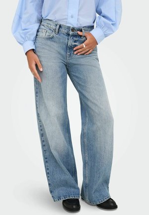 MIT WEITEM ONLHOPE NIEDRIGE TAILLE - Wide leg - medium blue denim