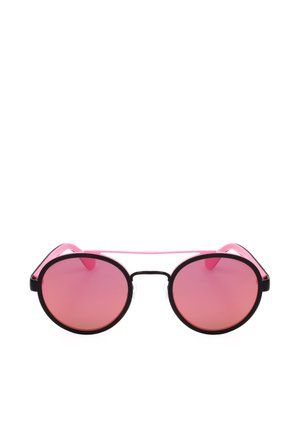 Occhiali da sole rotondi con montature nere, lenti rosa riflettenti e aste rosa, mostrati su sfondo bianco.
