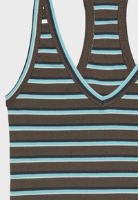 Débardeur en maille marron avec des rayures horizontales bleu clair, marine et blanc, avec un col en V profond et un style dos nageur.