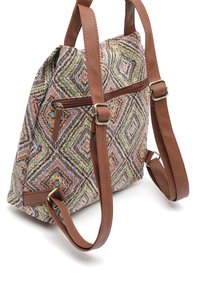Sac à dos en tissu tressé multicolore avec des motifs en diamant. Bandes et accents en faux cuir marron ; poche zippée à l'avant.