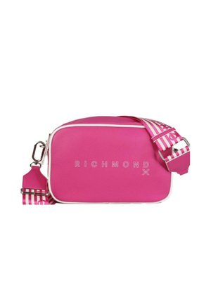 Borsa a tracolla sintetica rosa con bordi bianchi, dotata di una tracolla regolabile a strisce e del testo in rilievo "RICHMOND X" sul davanti.