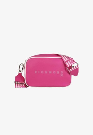 Borsa a tracolla sintetica rosa con bordi bianchi, dotata di una tracolla regolabile a strisce e del testo in rilievo "RICHMOND X" sul davanti.