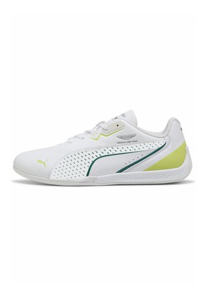 Hvid Puma sneaker med grønne og gule accenter, Aston Martin Formula One Team logo, snørebånd og lavprofilssål.