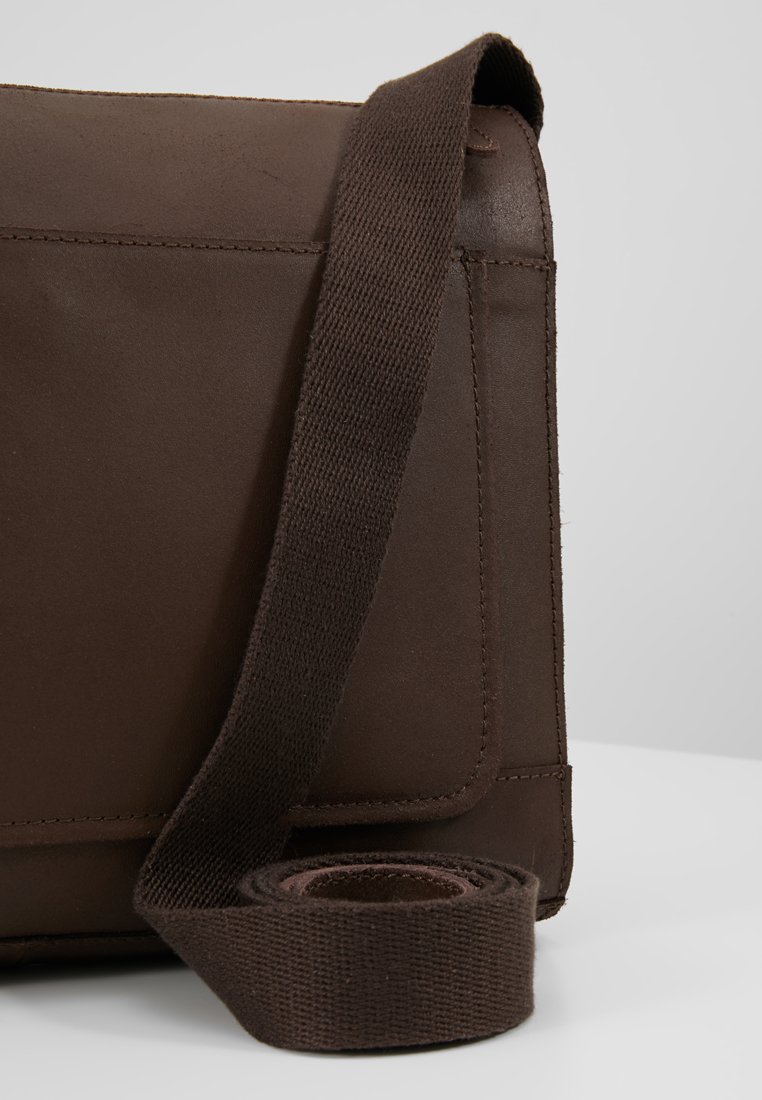Pier One LEATHER Skulderveske dark brown Zalando.no Pier One LEATHER Skulderveske dark brown Zalando.no