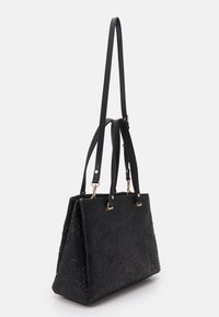 Zwarte leren tote bag met een reliëf bloemenpatroon, gestructureerd ontwerp, twee handvatten en accenten in goudkleurige hardware.