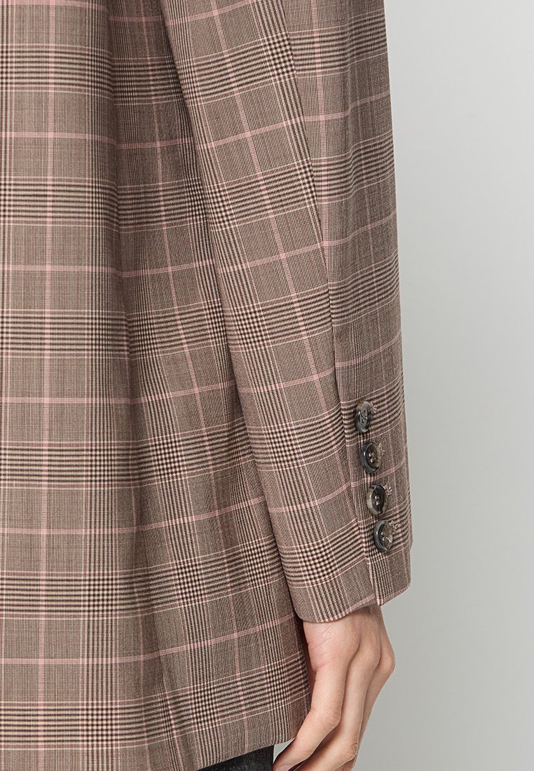 Bruine geruite blazer met een gestructureerde stof en roze accentlijnen, vier knoopdetails op de manchetten en een getailleerde pasvorm.