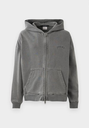 Siva zip-up kapuca ima prostorno kapuco, sprednje žepke in vezeno logotipno podrobnost. Narejena je iz mehke, teksturirane tkanine z rebrastimi manšetami.
