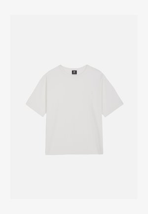 Camiseta blanca lisa de manga corta y cuello redondo con una pequeña etiqueta negra de la marca en la parte trasera del cuello sobre un fondo blanco.