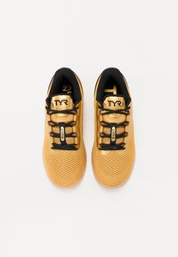 Scarpe sportive Tyre con tomaia in rete di un vivace colore giallo, dettagli neri, contrafforte del tallone sagomato e lacci a contrasto su una suola liscia.