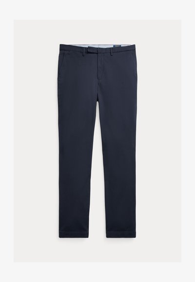 Tengerészkék férfi alkalmi nadrágok övbújtatókkal, első zsebekkel és egyenes szárú szabással, fehér háttéren lefektetve.