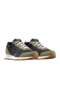 Sneakers sportive con tomaia in suede nero e verde oliva, lacci bianchi e suola in gomma texturizzata con motivo marrone.