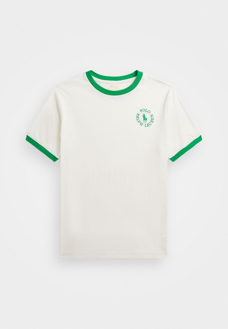 Bílé tričko s krátkým rukávem a zeleným žebrovaným lemem na krku a na rukávech, které má na levé části hrudi kulatou zelenou potiskovou logo.