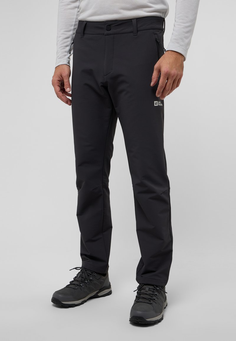 Pantalons de randonnée noirs pour hommes, ajustés, fabriqués à partir de matériaux robustes, avec des poches zippées et un détail de logo sur la cuisse.