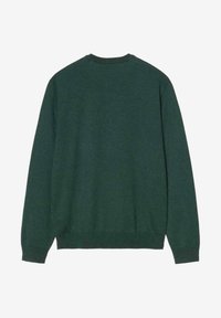 Suéter pullover verde hecho de una tela suave, con cuello redondo, mangas largas y puños y dobladillo acanalados. Textura suave, diseño minimalista.