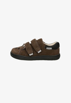 Scarpa in suede marrone con due cinturini in velcro, suola in gomma nera, punta rotonda e fodera in tessuto. Presenta un'etichetta con il logo sul tallone.