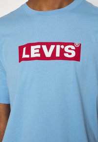 Levi's® RELAXED FIT - T-shirt estampada - light blue